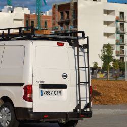 Nissan NV400. (H2 Hochdach. Länge L1/2/3/4) (2010 bis ..... ) - Montage OHNE Bohren - CRUZ Hecktürleiter